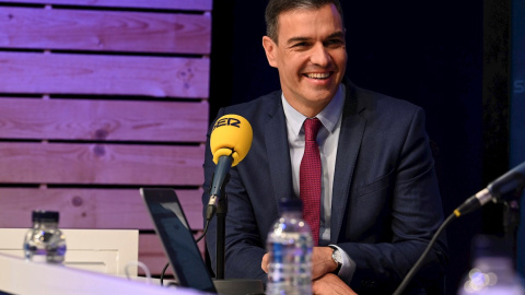 El presidente del Gobierno, Pedro Sánchez, es entrevistado por la cadena Ser en Barcelona este lunes.