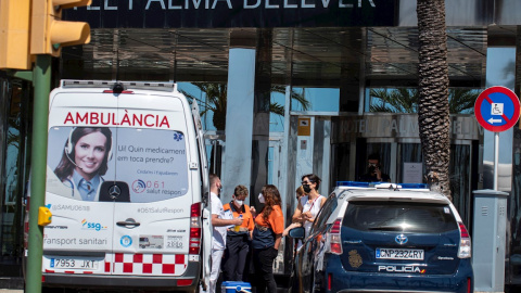 Una ambulancia llega al Hotel Palma Bellver, el hotel covid donde se alojan algunos de los estudiantes que fueron a Mallorca en viaje de estudios y que han tenido contacto con positivos, para realizar PCR a los estudiantes.