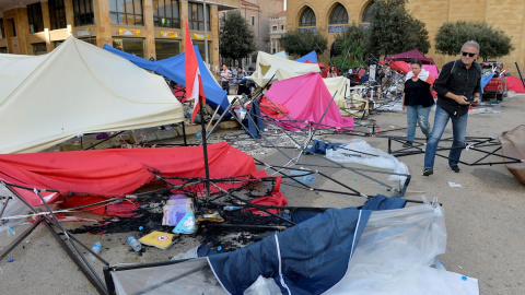 Partidarios de Hezbolá y sus aliados de Amal han atacado y desmantelado la acampada antigubernamental en el centro de Beirut. - EFE