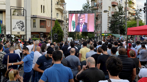 Manifestantes siguen el anuncio televisado de Saad Hariri en Beirut. - EFE