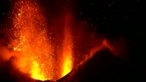 La erupción del volcán Etna se convierte en todo un espectáculo con su ladera nevada