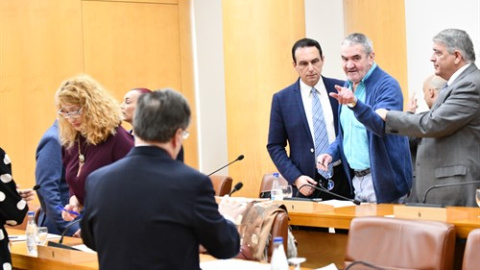 El diputado Carlos Verdejo (c) de Vox acusa a sus ex compañero en la Asamblea de Ceuta que ha tenido que ser suspedida por insultos y amenazas entre diputados por los mensajes de Vox