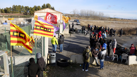 Un piquet de CCOO barra el pas a l'accés a l'escorxador Avidel de Lleida amb motiu de la vaga convocada.