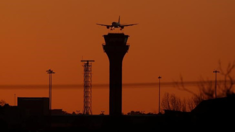 Un avión de pasajeros se prepara para aterrizar en el aeropuerto londinense de Luton, gestionado por Aena. REUTERS/Peter Cziborra