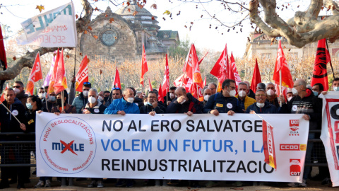 Una protesta dels treballadors de Mahle a les portes del Parlament.