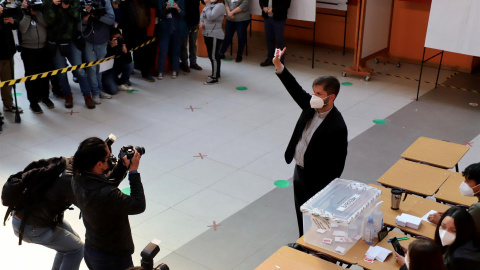 Gabriel Boric vota durante la segunda vuelta de las elecciones presidenciales.