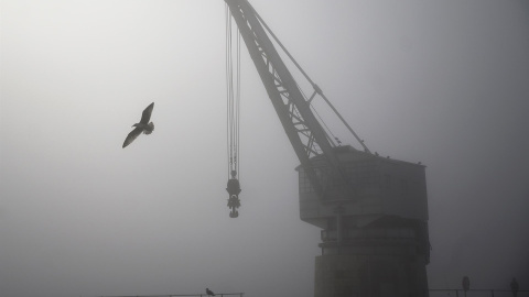 Vista de la Grúa de Piedra en la Santander, este sábado, bajo una intensa niebla.