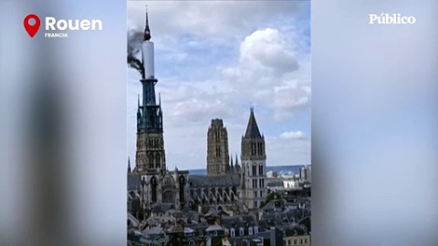 El fuego cubre la aguja de la catedral de Rouen (Francia)