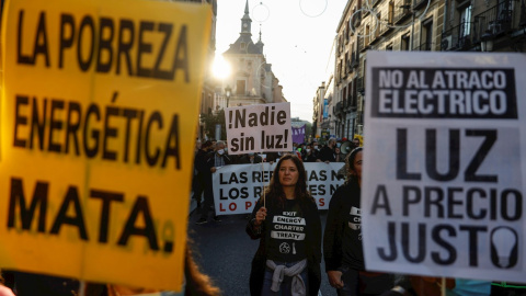 28/10/2021 Entidades y colectivos sociales y ecologistas se manifiestan este jueves en el centro de Madrid para denunciar la subida de los precios de la luz y el gas.