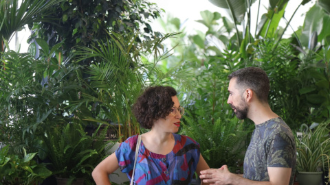 Dos personas charlan en el refugio climático instalado en el Círculo de Bellas Artes de Madrid.