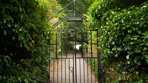 Entrada al cilliní de Kells (Irlanda).