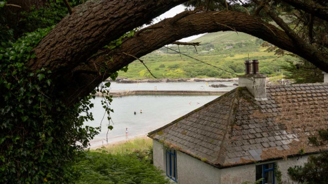 Vista del mar con gente bañándose desde el cillín de Kells (Irlanda).