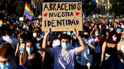 28/06/2021.- Un joven lleva una pancarta con el lema "Abracemos nuestra identidad" durante la manifestación del Orgull LGTB+ en Vàlencia bajo el lema “Els drets trans són drets humans”. EFE/Biel Aliño