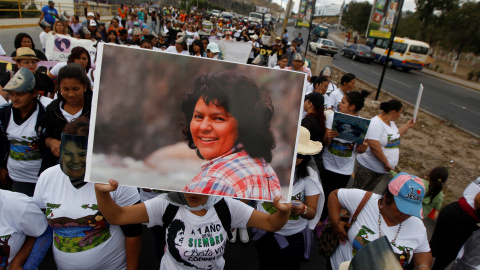 Una manifestante sostiene una foto de la activista por los derechos ambientales Berta Cáceres durante una marcha para conmemorar el primer aniversario de su asesinato, en Tegucigalpa, Honduras, el 1 de marzo de 2017. REUTERS / Jorge Cabrera