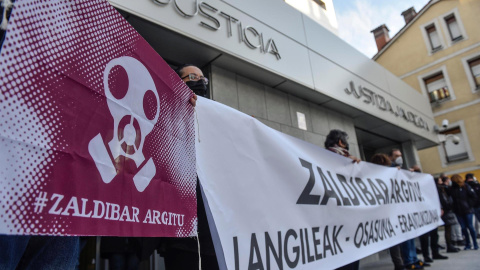 La Carta de Derechos Sociales de Euskal Herria y la plataforma Zaldibar Argitu en la concentración frente a los juzgados de Durango (Bizkaia) a 20 de diciembre de 2021.