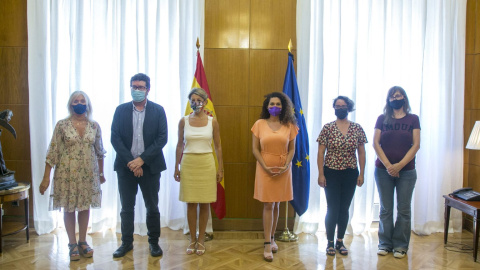 La ministra  de Trabajo y vicepresidenta Yolanda Díaz junto a la delegación de la campaña contra los abusos laborales a las temporeras de Huelva.