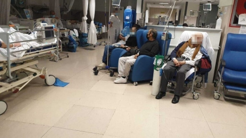 Imagen del interior del Hospital La Paz, donde la falta de medios lleva a que pacientes ocupen sillones y no camas.