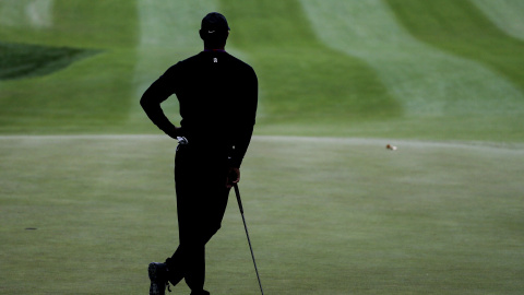 Imagen de archivo de una persona jugando a golf.