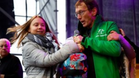 Un manifestante interrumpe un discurso de Greta Thunberg tras dar la palabra a una activista palestina