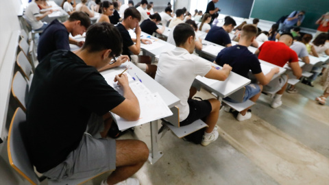 Foto de archivo de estudiantes durante el primer día de las pruebas de la Evaluación del Bachillerato para el Acceso a la Universidad (EBAU) a 5 de junio de 2024, en Murcia.