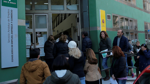 Un grupo de personas entra en una oficina del servicio público de empleo en Andalucía. REUTERS/Jon Nazca