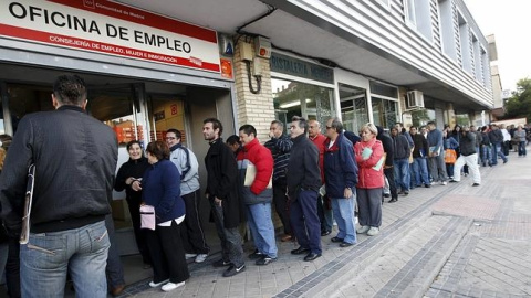 FIla de desempleados frente a la oficina del INEM. EFE/Archivo