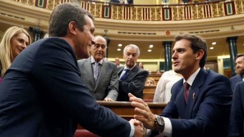 El líder PP, Pablo Casado, y el de Ciudadanos, Albert Rivera, saludándose en el hemiciclo del Congreso. EFE