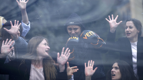 Varias mujeres simulan la ruptura del famoso 'techo de cristal' que rodea a las mujeres con motivo del Día Internacional de la Mujer en Tbilisi, Georgia March. REUTERS/David Mdzinarishvili