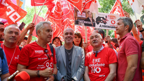 El secretario general de CCOO, Unai Sordo (3i) y el secretario general de UGT, Pepe Álvarez (4i), durante una concentración convocada por los sindicatos por el ERE de Vodafone, a 9 de julio de 2024, en Madrid (España).