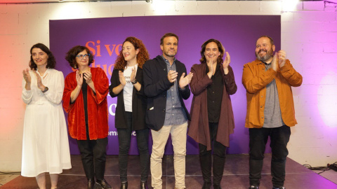 El candidat al Congrés dels Diputats, Jaume Asens, amb la candidata al Senat, Rosa Lluch, i l'alcaldessa de Barcelona, Ada Colau, durant l'obertura de campanya per a les eleccions espanyoles del 10 de novembre. En Comú Podem