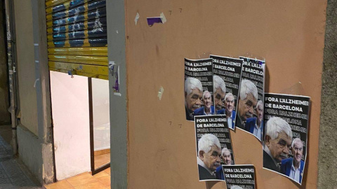 Cartells despectius contra l'Alzheimer de Pasqual Maragall enganxats al costat d'una seu d'ERC.