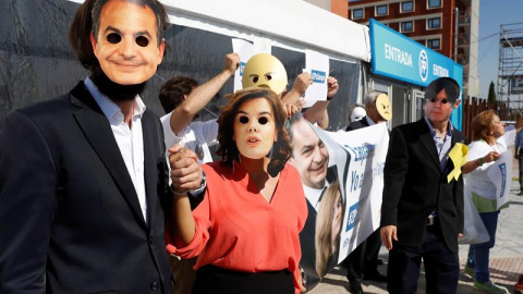 GRAF3703. MADRID (ESPAÑA), 20/07/2018.-Miembros de Hazte Oir se manifiestan en la puerta donde se celebra el Congreso Nacional del Partido Popular, que comenzará esta tarde con la intervención del presidente de la Comisión Organizadora, Luis de Grande