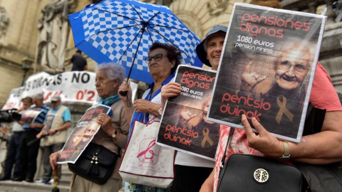 Protesta de pensionistas en Bilbao para reclamar unas pensiones dignas. / MIGUEL TOÑA (EFE)