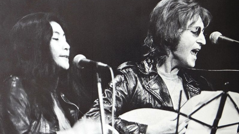 Yoko Ono y John Lennon durante un mitin por la liberación de John Sinclair.