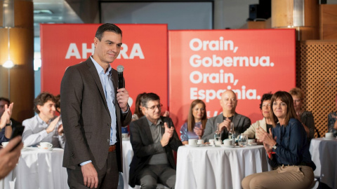 El Presidente del gobierno en funciones, Pedro Sánchez, y la secretaria general de los socialistas vascos, Idoia Mendia (d), durante su intervención en el desayuno informativo que ha mantenido en Vitoria . EFE/ADRIÁN RUIZ DE HIERRO