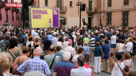 Centenars de persones omplen la plaça de la Catedral de Vic per donar la benvinguda a Marta Rovira.