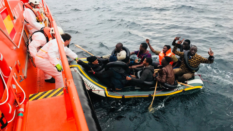 La tripulación de la Salvamar Arcturus rescata a varias personas de una patera a ocho millas al suroeste de Tarifa.- SALVAMENTO MARÍTIMO