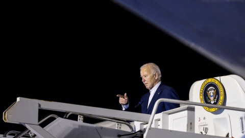 El presidente estadounidense Joe Biden se dispone a salir del Air Force One en Delaware, a 13 de julio de 2024.