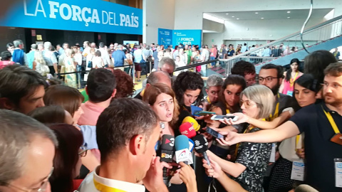 La líder del partit, Marta Pascal, atenent als mitjans a les portes de la 1a Assemblae Nacional del PDeCAT. @Pdemocratacat