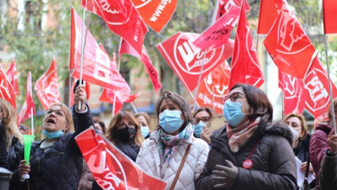 Trabajadoras de limpieza de los hospitales protestan frente a la Consejería de Sanidad de la Comunidad de Madrid