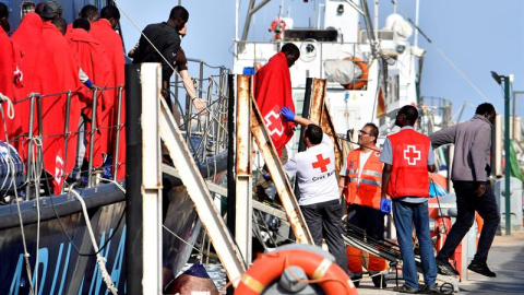 Migrantes a su llegada al puerto de Almería. / CARLOS BARBA (EFE)