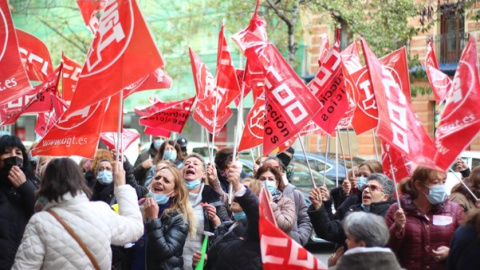 Trabajadoras de limpieza de los hospitales protestan frente a la Consejería de Sanidad de la Comunidad de Madrid.