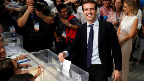 Pablo Casado deposita su voto para las primarias del PP./EFE