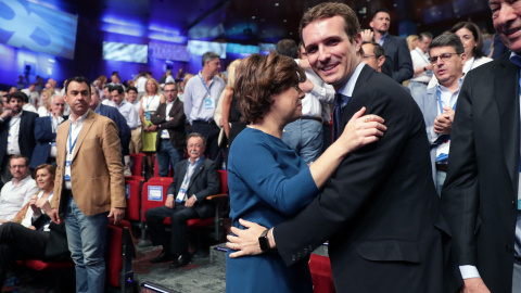 Los candidatos a la Presidencia del PP, Soraya Sáenz de Santamaría y Pablo Casado, se saludan al inicio del XIX Congreso del partido./EFE