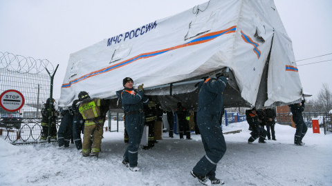 Personal del equipo de rescate acuden al accidente en una mina en Kemerovo, provincia al norte de Rusia este 25 de noviembre de 2021.