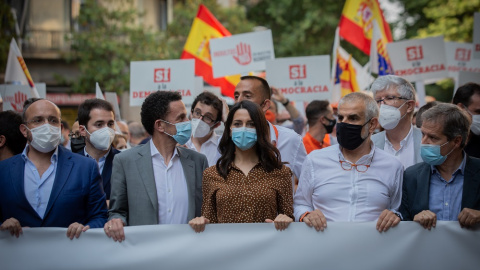 El líder del PP catalán, Alejandro Fernández, el portavoz nacional de Ciudadanos, Edmundo Bal, la líder del partido, Inés Arrimadas y el líder en Catalunya, Carlos Carrizosa, durante una concentración contra los indultos.