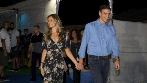 El presidente del Gobierno, Pedro Sánchez (d), y su esposa a su llegada al concierto que la banda estadounidense "The Killers" | EFE