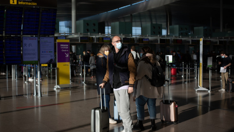 Varios pasajeros con maletas en el aeropuerto de El Prat, a 19 de noviembre de 2021, en Barcelona, Cataluña (España).