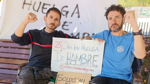 Charles y Rubén, los dos bomberos en huelga de hambre, ponen fin a 29 días de protestas.