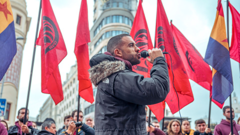 El secretario general del PML, Roberto Vaquero, interviene durante una protesta contra la constitución española